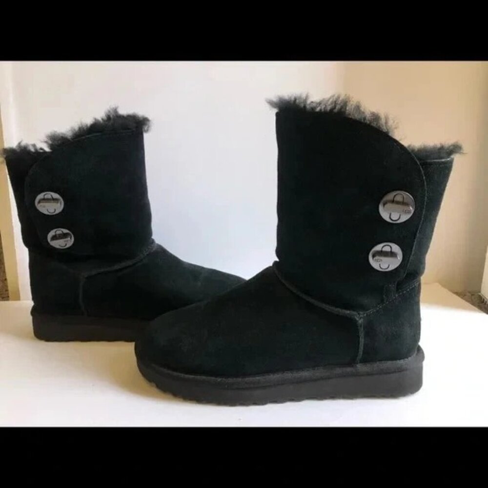 UGG Australia 1094933 Classic Short Turnlock Boots in Black size 7 US